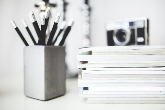 magazines-desk-work-workspace-edukacija6